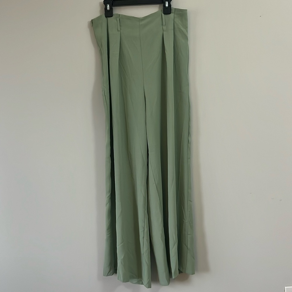 Green high waisted flowy pants